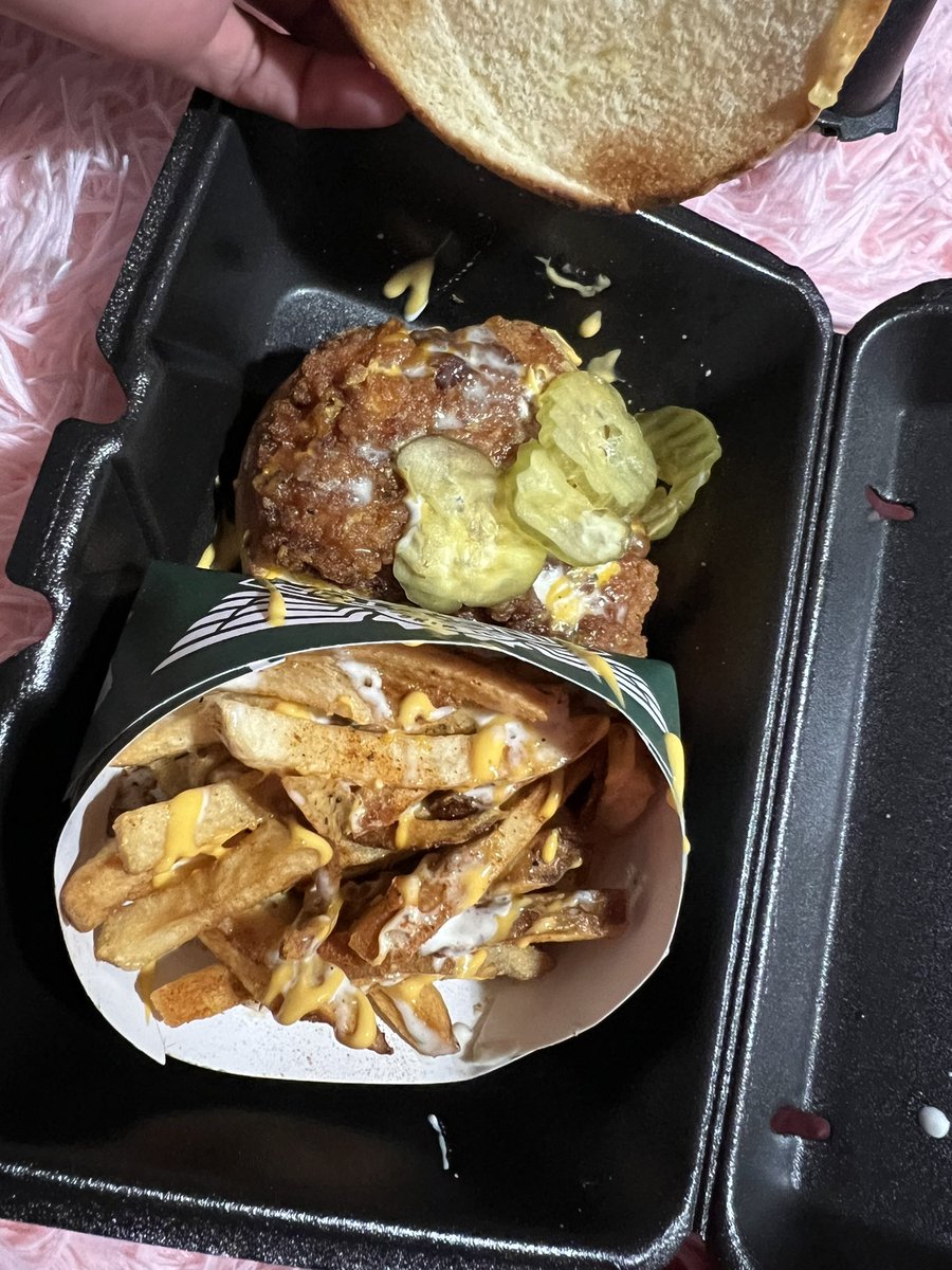 awax__'s tweet photo. @wingstop im not eating with yall anymore cause wtf is this😂 https://t.co/frNjGQPtip