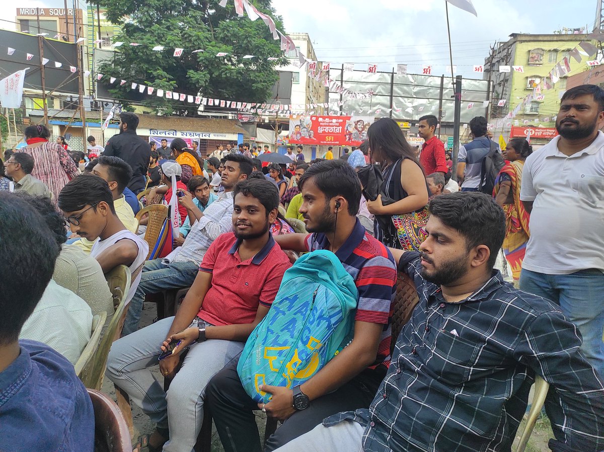akashkar00's tweet photo. ঐতিহাসিক ছাত্র সমাবেশ!
এস এফ আই
উত্তর ২৪ পরগণা জেলা কমিটি!

টিএমসিপি বাঁধা দিলেই এস এফ আই এর স্পষ্ট কথা ' মওসম আব বিগড়নে ওয়ালা হ্যায় '
✊🏻 https://t.co/hSWhTEWA1p