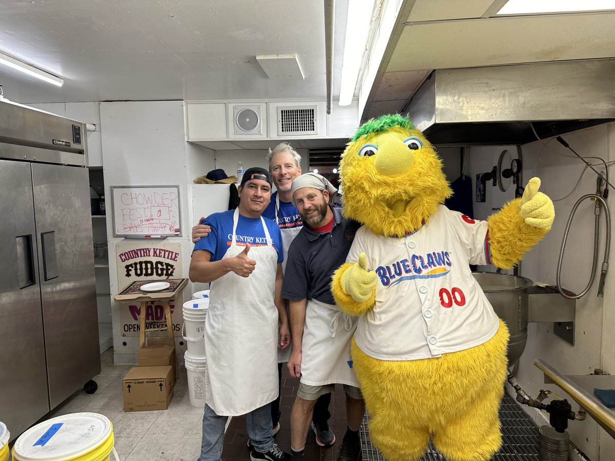BlueClaws's tweet image. 🍜 A rockstar at #Chowderfest!