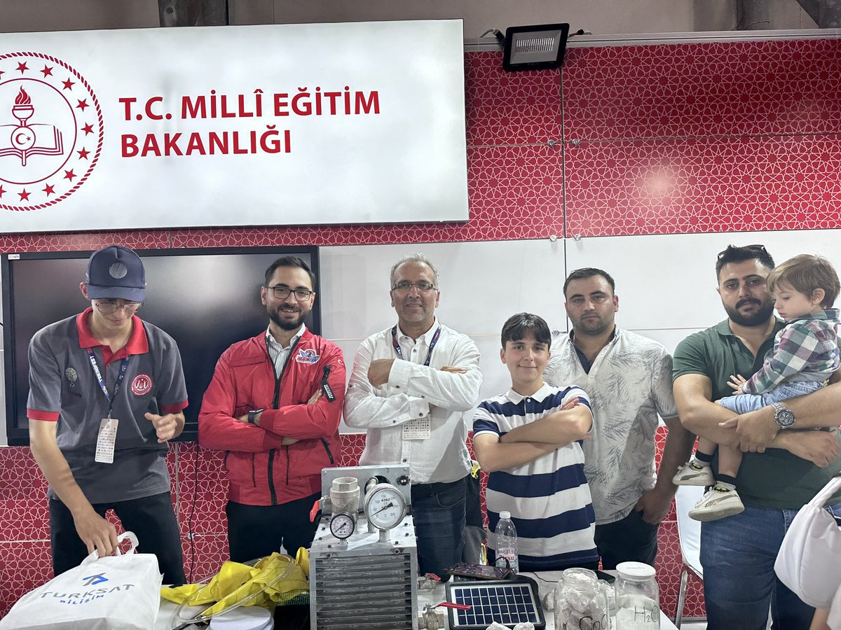 AkGenclikKmlps's tweet photo. TEKNOFEST İzmir de Şehit Halil Kantarcı Anadolu İmam Hatip Lisemizin öğrencileri tarafından geliştirilen projenin sunulduğu standını Başkanımız Yavuz Yılmaz ile  ziyaret ettik. https://t.co/sGLLux276F