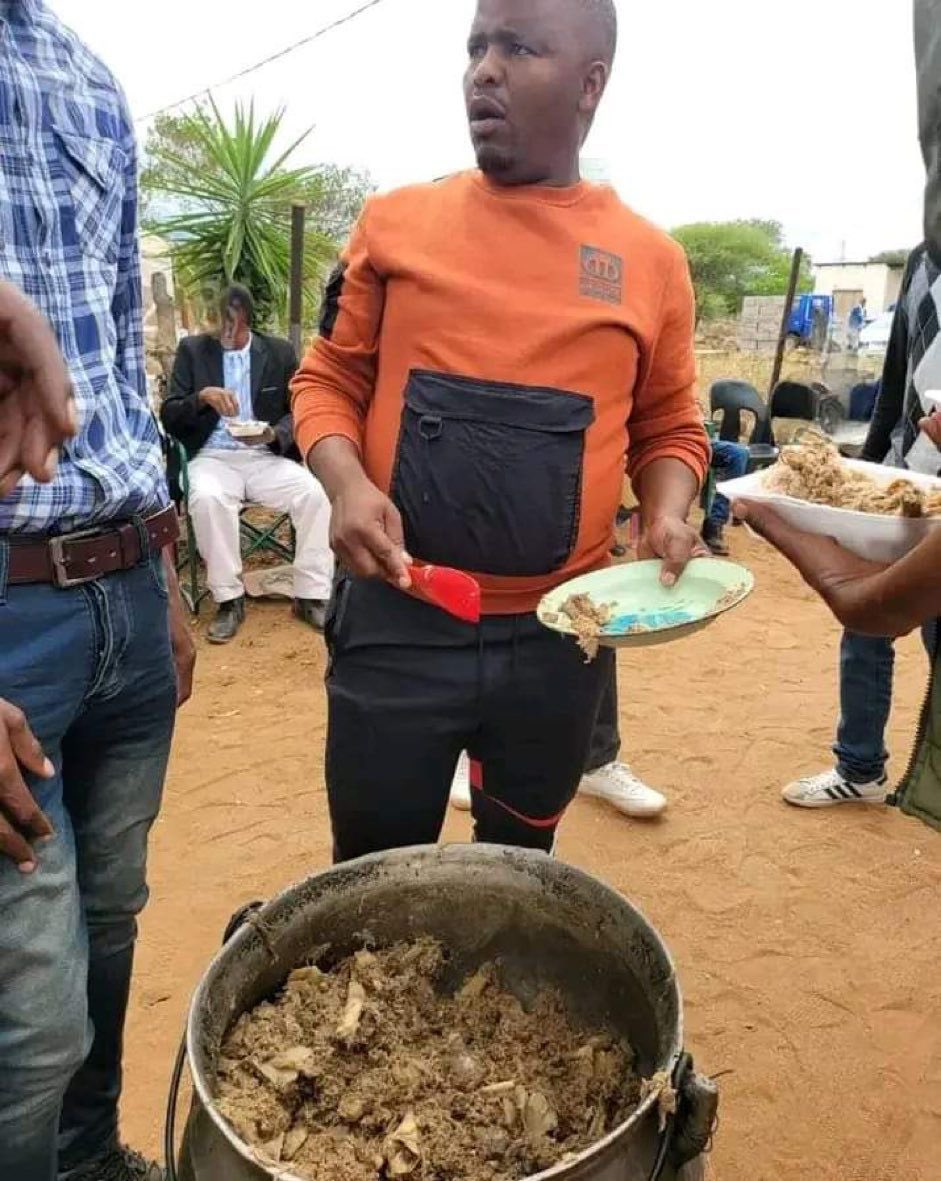 MissKgaswanyane's tweet image. “Ska la omanya moapei nama yare e butswa e gonyele bakgatla betsho, Nama ga e nene batho re atile”- mafoko ka ntate @KingSpin1  

@SetswanaSaBorre  #Endsmeat #Cookoff