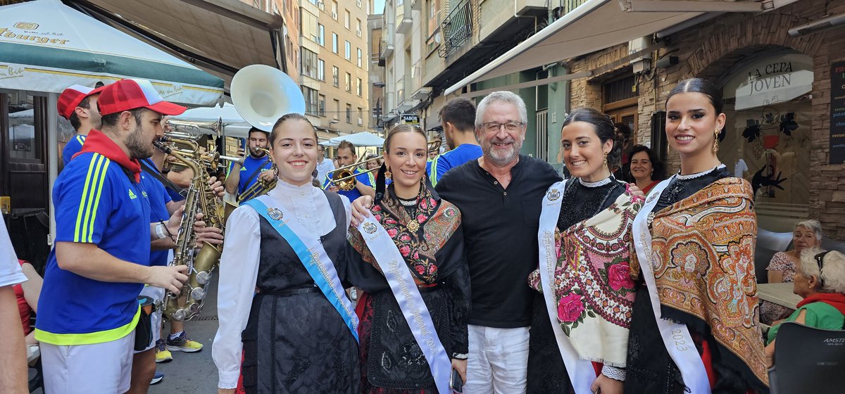 69462 - 11661
Café "torero" con las simpáticas Reina y Damas en ambiente de San Cosme y San Damián de #Arnedo