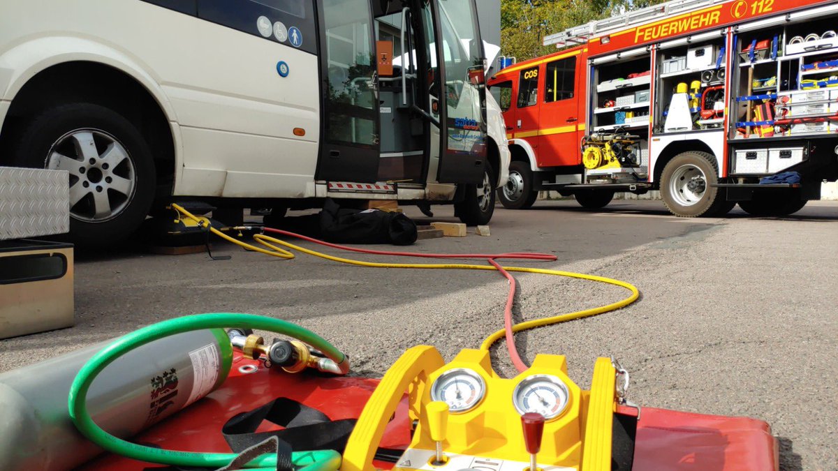 FF_Cossebaude's tweet photo. Fährt die Feuerwehr mit dem Bus... naja, nicht ganz. Gestern gab es für uns keine gemütliche Ausfahrt sondern Ausbildung mit der #Feuerwehr #Mobschatz und der Feuerwehr #Kesselsdorf bei #Satra Kesseldorf zum Thema Technische Hilfeleistung bei Bussen. https://t.co/Dysufa1AuG