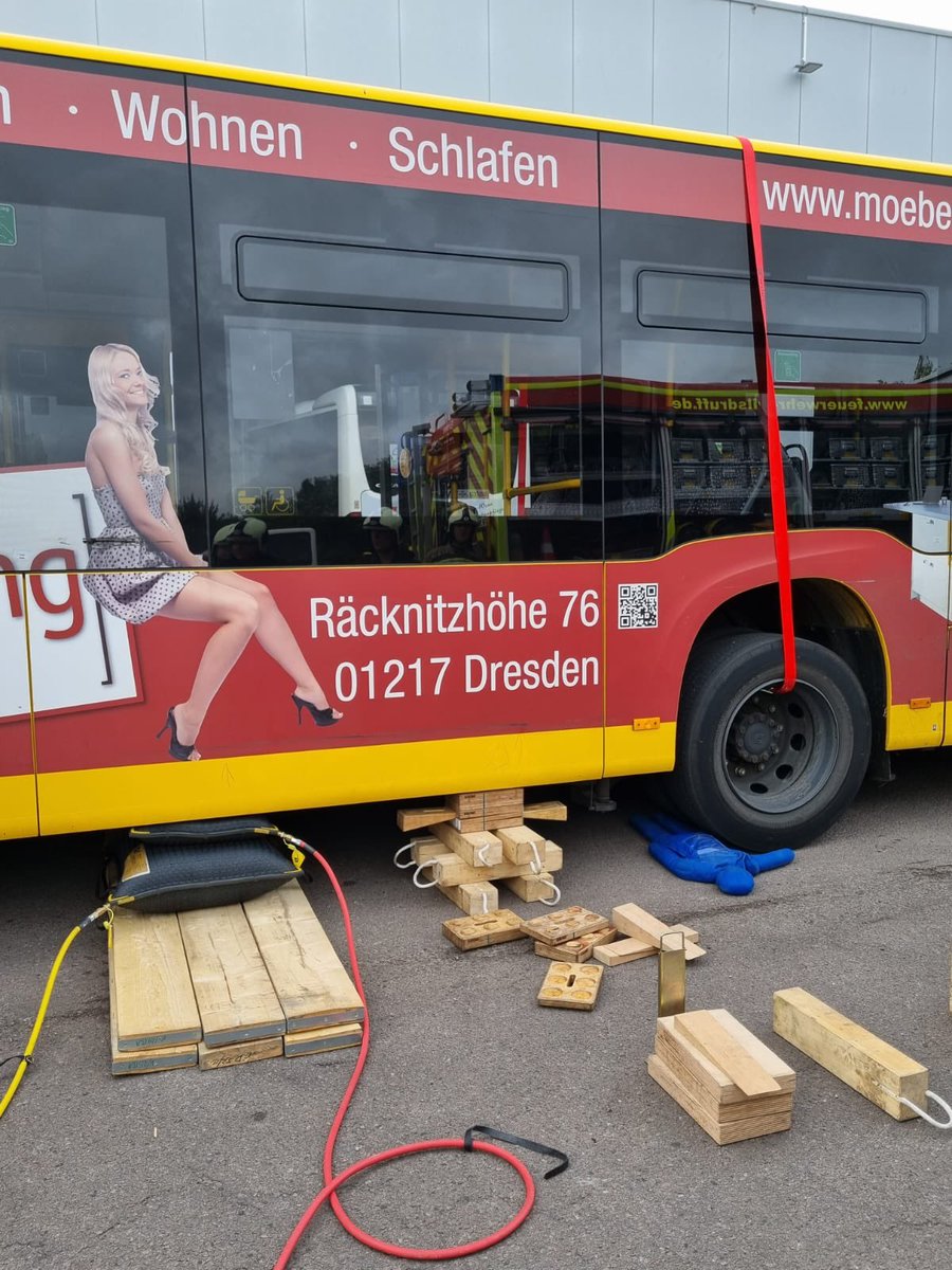 FF_Cossebaude's tweet photo. Fährt die Feuerwehr mit dem Bus... naja, nicht ganz. Gestern gab es für uns keine gemütliche Ausfahrt sondern Ausbildung mit der #Feuerwehr #Mobschatz und der Feuerwehr #Kesselsdorf bei #Satra Kesseldorf zum Thema Technische Hilfeleistung bei Bussen. https://t.co/Dysufa1AuG