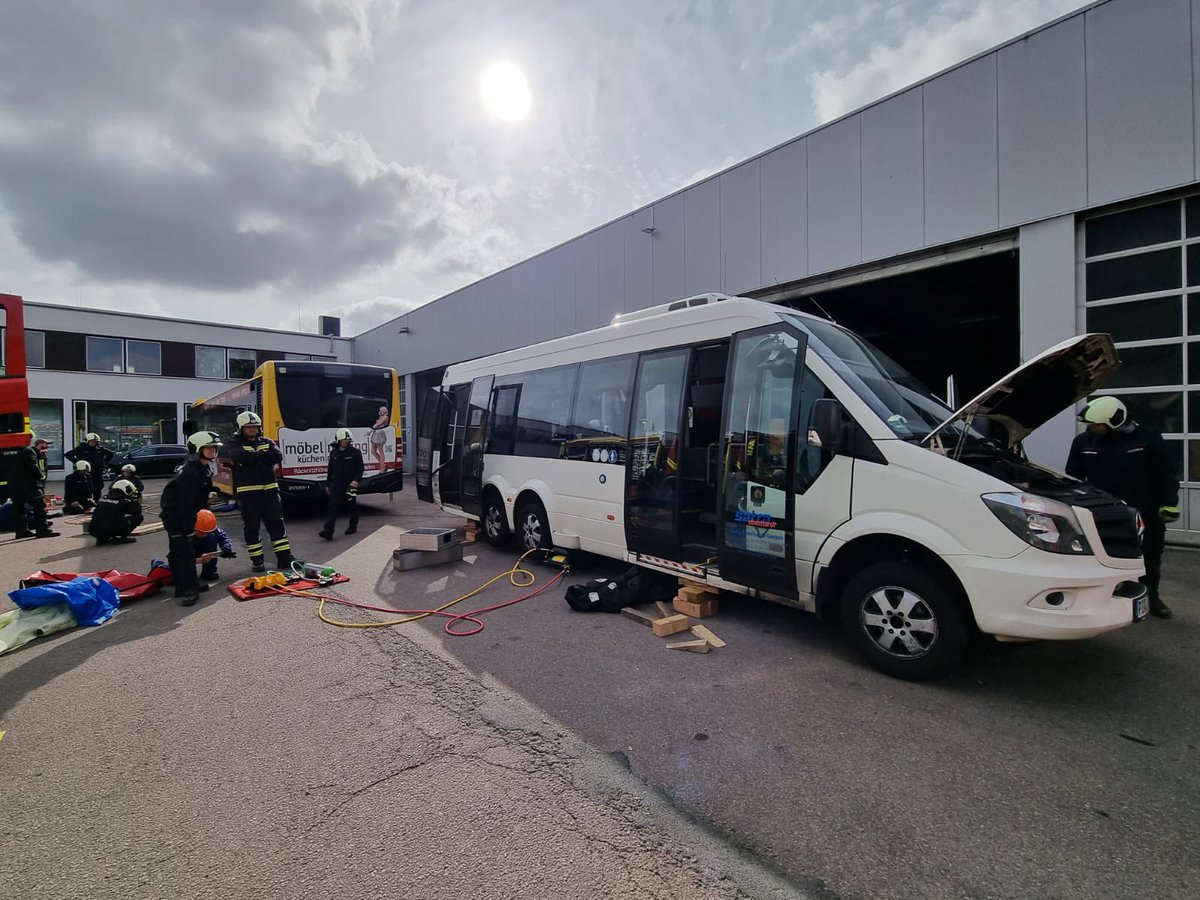 FF_Cossebaude's tweet photo. Fährt die Feuerwehr mit dem Bus... naja, nicht ganz. Gestern gab es für uns keine gemütliche Ausfahrt sondern Ausbildung mit der #Feuerwehr #Mobschatz und der Feuerwehr #Kesselsdorf bei #Satra Kesseldorf zum Thema Technische Hilfeleistung bei Bussen. https://t.co/Dysufa1AuG