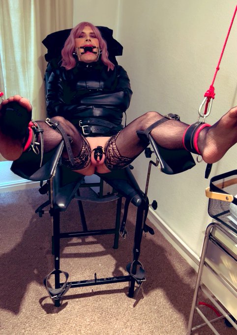 In bondage+chastity and vulnerable! Would you swap places ? https://t.co/gjLWEpwx1Z https://t.co/VCx