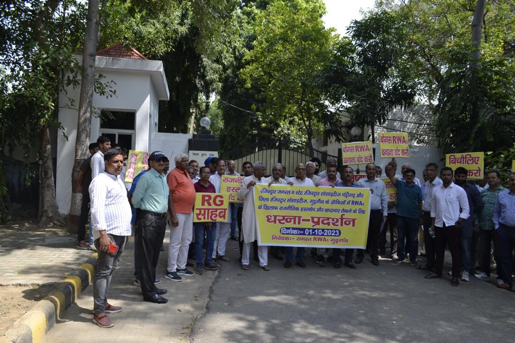 gsinglajourno's tweet photo. #Gurgaon जिला तथा रजिस्ट्रार कार्यालय में व्याप्त भ्रष्टाचार और राजनीतिक हस्तछेप से परेशान होकर दर्जनों सोसायटी के #RWA प्रतिनिधियों ने सिविल लाइन स्थित जॉन हॉल में धरना प्रदर्शन कर @DC_Gurugram @nishantyadavIAS के नाम ज्ञापन सौंपा।
@mlkhattar @cmohry @Dchautala 
#Corruption https://t.co/pzgR8JHIqi