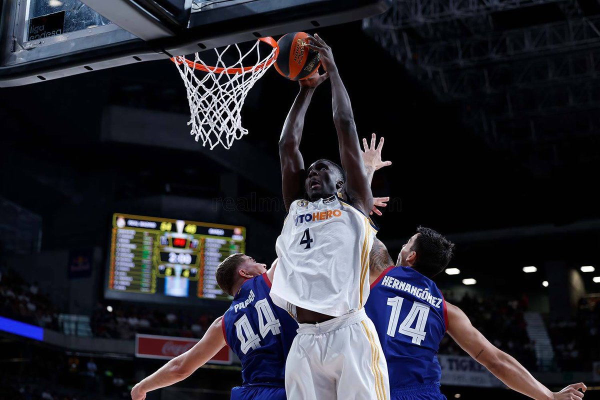 Si è appena concluso il big match del campionato spagnolo tra Real e Barcellona. Ha vinto il Real. Uno dei migliori in campo è stato il ragazzo che svetta in questa foto:

7 punti
8 rimbalzi
1 stoppata
14 di valutazione
in appena 13 minuti

Si chiama Ismaila Diagne e qualcuno