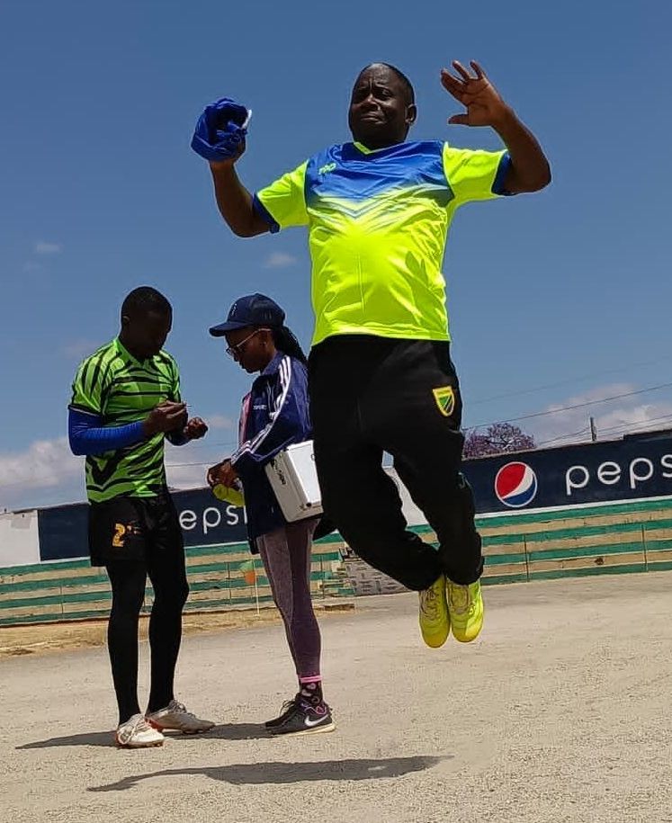 mgeta2000's tweet photo. Kipa namba 2 wa timu ya RS Tanga 'akipasha' kabla ya mechi. Leo ameshindwa kuendelea kwenye mechi dhidi ya timu ya Nishati katika mashindano ya SHIMIWI yanayoendelea Mjini Iringa,  kutokana na rafu aliyochezewa na mshambuliaji wa timu ya Madini. Matokeo yalikuwa 1-1. https://t.co/XY4LNCmSwr