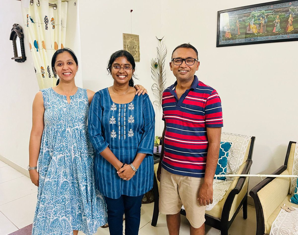 Sushmita_Jha's tweet photo. Guess who dropped by for a surprise visit today? @BAkilandeshwari Masters student from @BrainWarriorsL1 who is now at Torrent. 😇 #proudPI #sciencelife @Siddharth_May https://t.co/SoNPTWzheJ