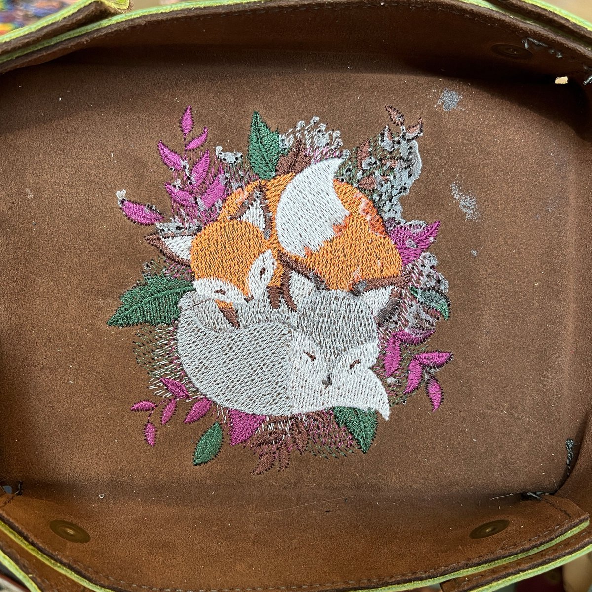 Wayward_Leather's tweet photo. These dice tray designs are giving autumn. π Which of your dice sets would match? Or if TTRPGS aren't your thing, what fall trinkets would you store in one? #waywardleatherdesign #fallvibes #dicetray #trinkettray #notacult https://t.co/bMJXhpgejL
