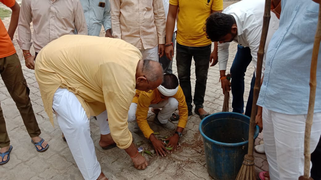 RAMKISH36346014's tweet photo. सेवा पखवाड़ा कार्यक्रम निमित्त स्वच्छता अभियान कार्यक्रम संपन्न किया गया।
रामकिशोर प्रजापति
जिला मंत्री भाजयुमो
चित्रकूट https://t.co/8HNklmmO5D