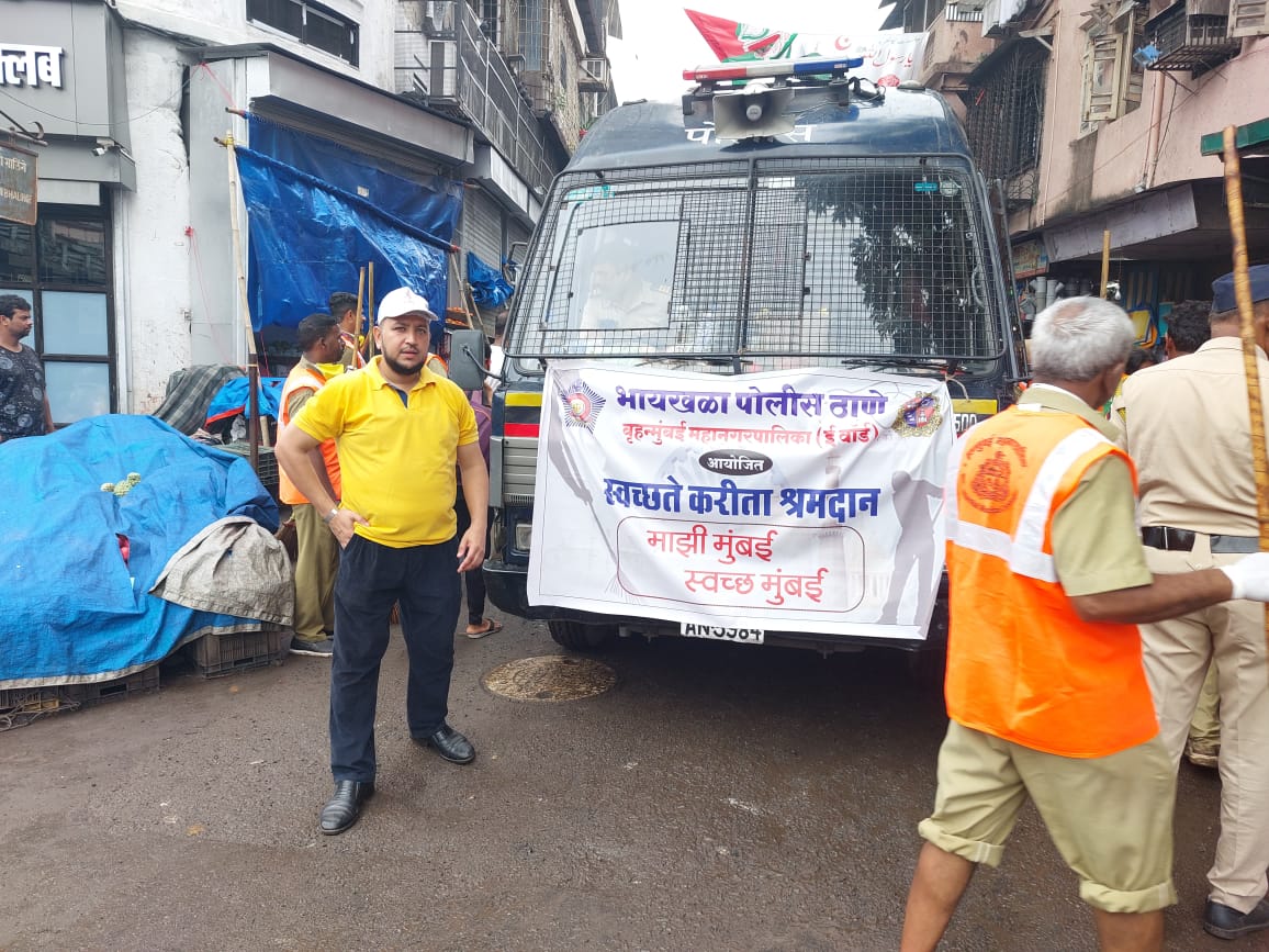 AAPKaImranMulla's tweet photo. Today I was invited to Swachhata Hi Seva Abhiyan by Mumbai Police and BMC for cleanliness in our area and surroundings at Byculla.
@PreetiSMenon
@AAPMaharashtra
@AAPMumbai
@meenalj189
@piusvarghese
@rubenmasc
@TiwariDwijendra
#imranmmulla https://t.co/BfksNfLUhO