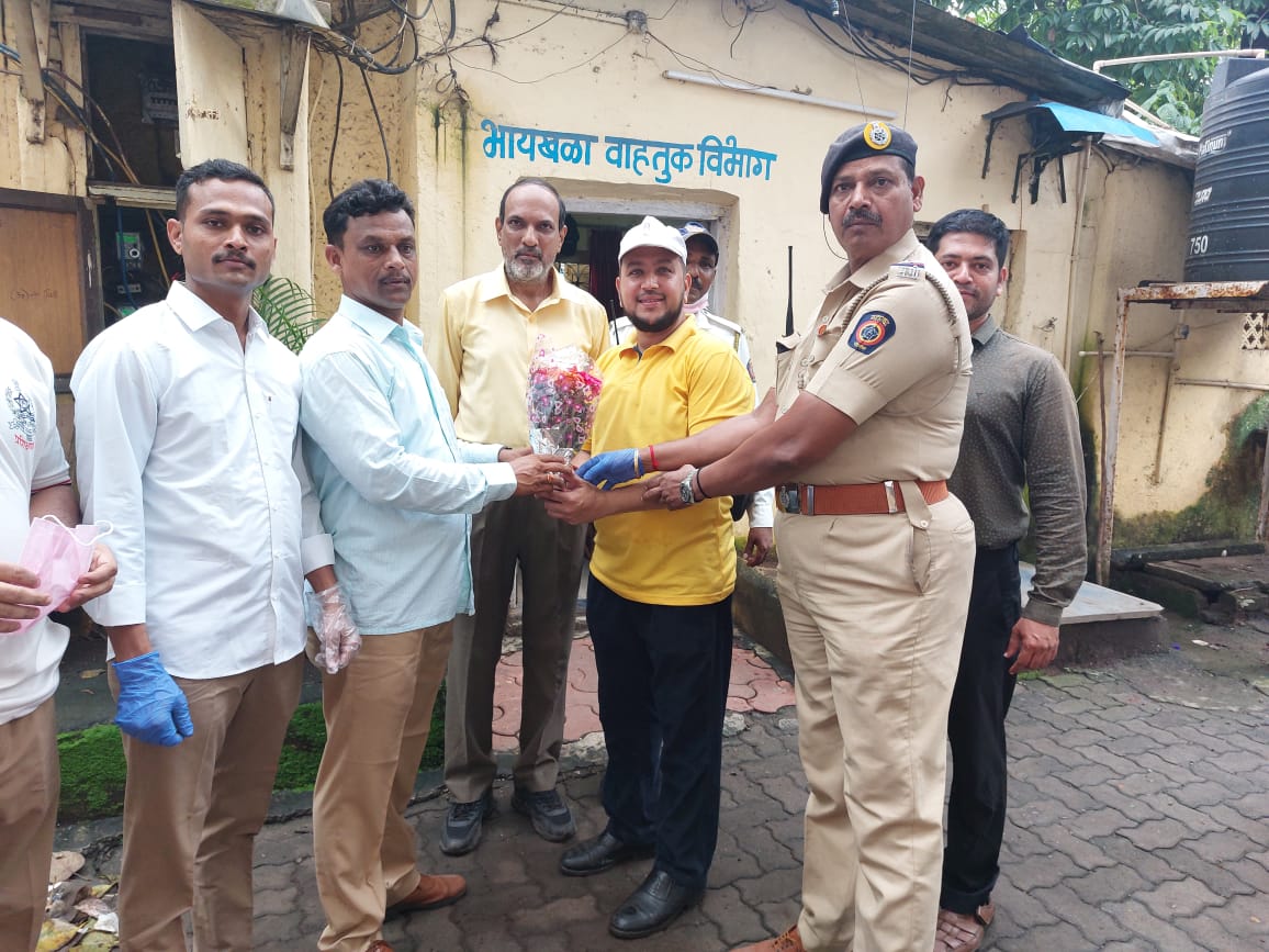 AAPKaImranMulla's tweet photo. Today I was invited to Swachhata Hi Seva Abhiyan by Mumbai Police and BMC for cleanliness in our area and surroundings at Byculla.
@PreetiSMenon
@AAPMaharashtra
@AAPMumbai
@meenalj189
@piusvarghese
@rubenmasc
@TiwariDwijendra
#imranmmulla https://t.co/BfksNfLUhO