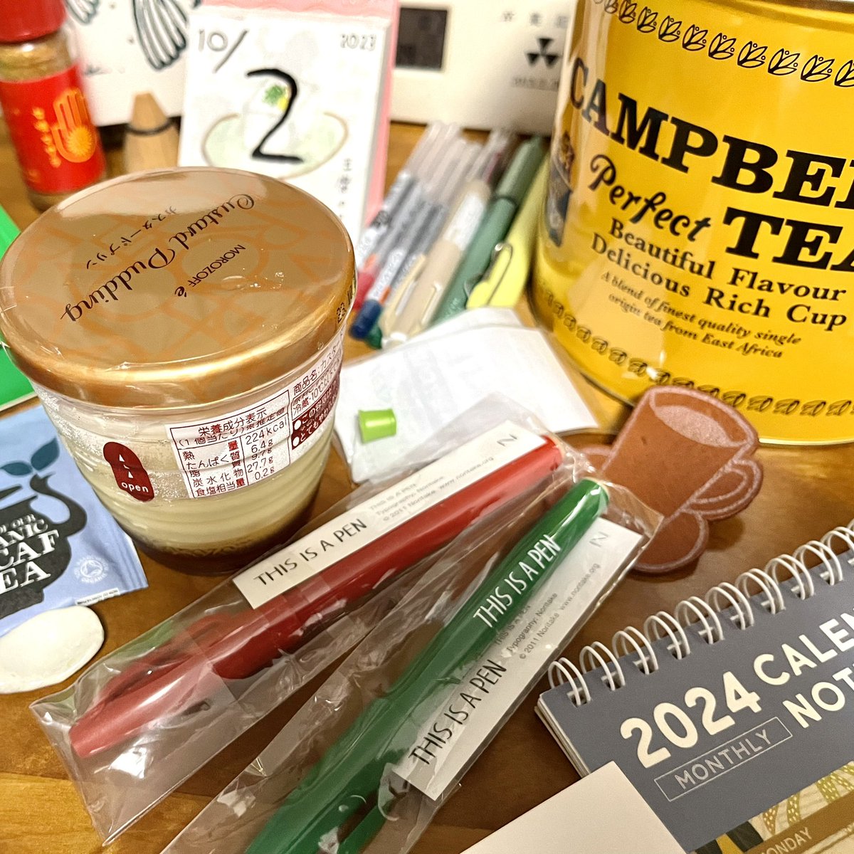 midoringon's tweet photo. またこんな時間にbonsoir🌙
プリン🍮2個目🍮
怖いもんなんてない(キッパリ)
ニース(梅田)の旅で買った品々baggage🛍
けいとの靴下とアームウォーマー
#claska でデカい紅茶缶と
🔴🟢のTHIS IS A PEN
@umetsuta で #スピン
餃子🥟と上映中🎦のキーホルダー
スタバの卓上カレンダーetc.....
👌´- https://t.co/7bwitqVzuU