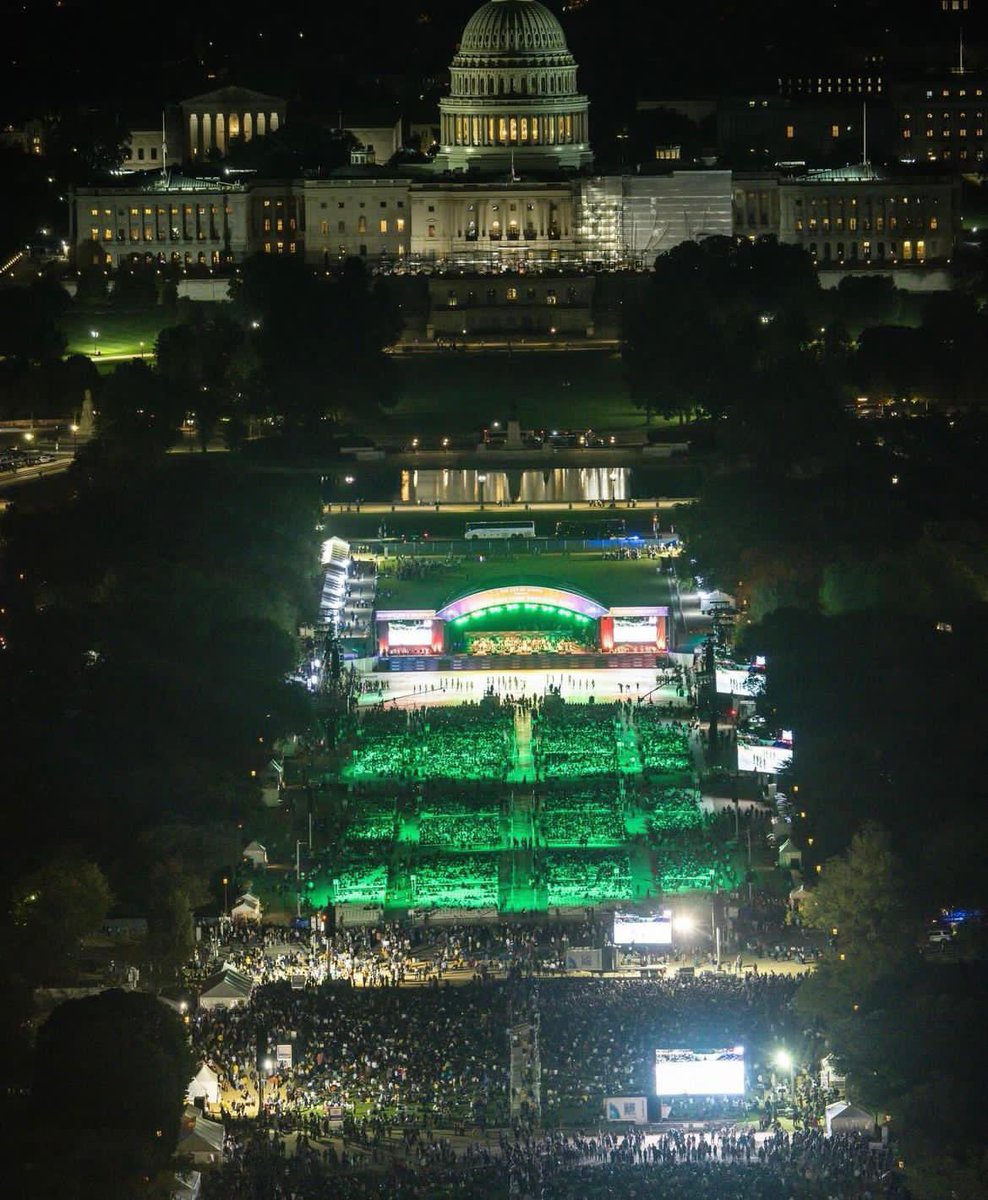 jainajgd's tweet photo. An unforgettable sight as hundreds of thousands from 180 countries gather at the National Mall in Washington DC, USA to celebrate, sing, dance and meditate for global peace. Gurudev @SriSri @ArtofLiving @artoflivingusa https://t.co/noxdqf8F0D