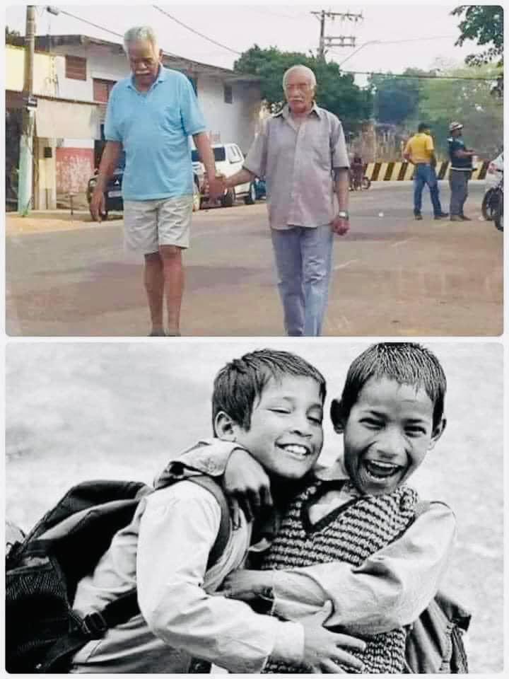 UNA AMISTAD DE TODA LA VIDA 
Estos dos señores tomados de la mano, cuando la gente los miro muchos murmuraron diciendo:
"UY MIRALOS SON PAREJA"...

Pero resulta que quien tomó la foto fue la hija del señor de camisa azul, pues el señor más bajo de estatura esta perdiendo la vista