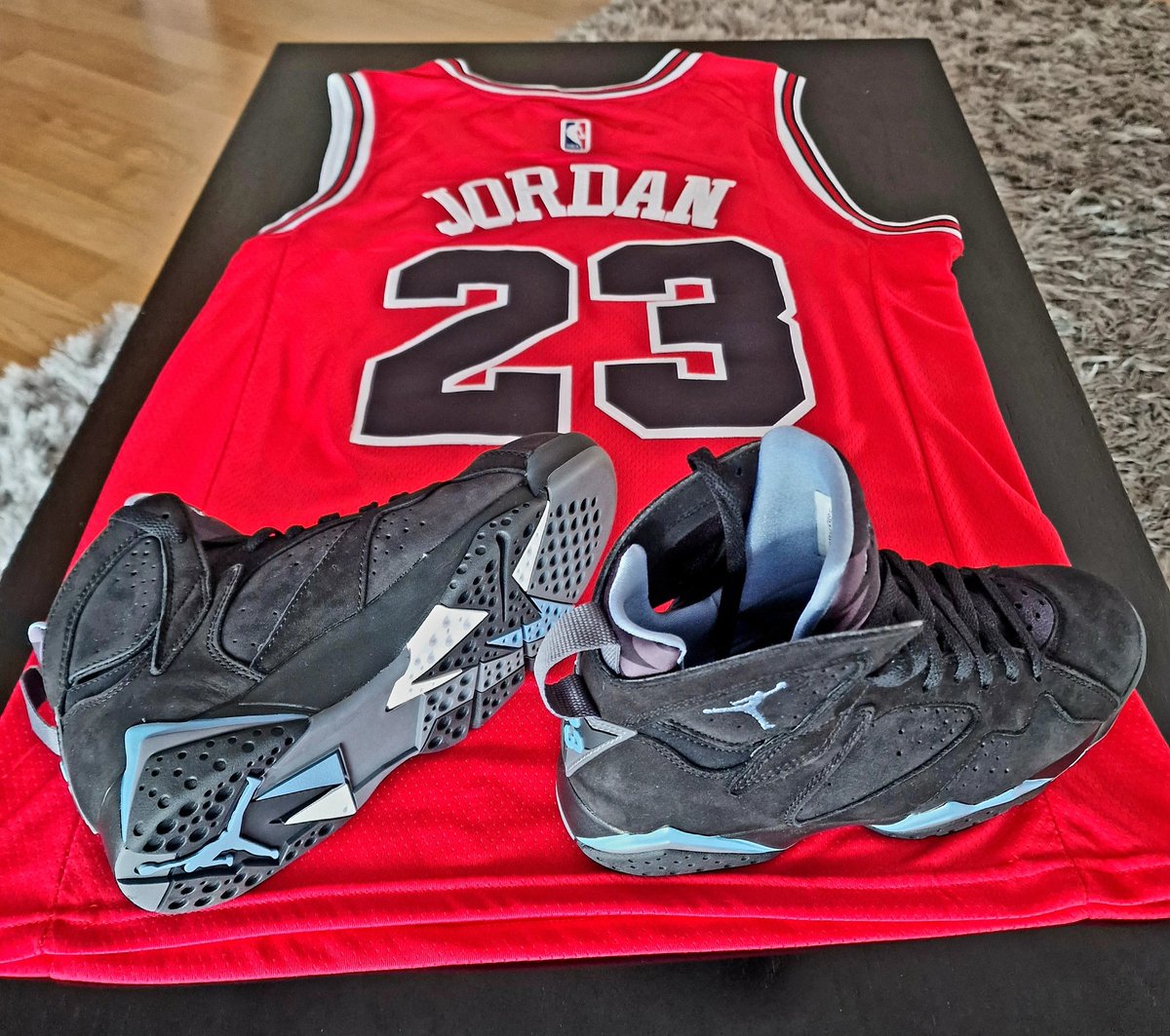 burninsound's tweet photo. @celinha7411 Depois apareceu o meu ídolo #23 #AirJordan #retro7 #chambray https://t.co/nbEyskd11a