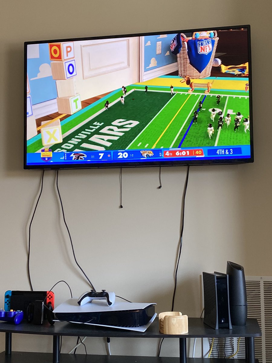 smitty032399's tweet photo. Watching Toy Story football is an experience I never thought I’d have. 
#fundayfootball #nfl #Jaguars #Falcons https://t.co/QHiuX9DwEG