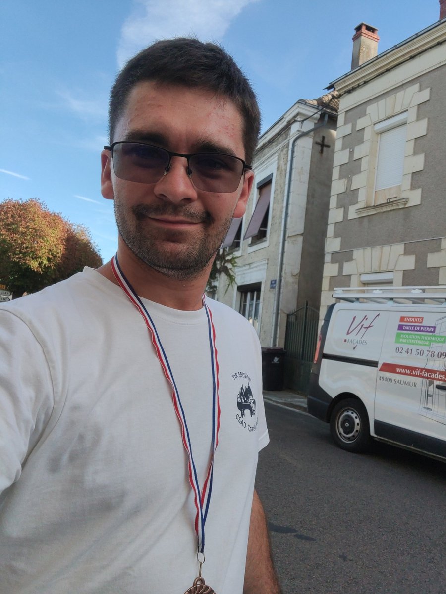 Fab_agri's tweet photo. Aujourd'hui j'ai participé à un petit concours. Médaille de bronze et des bon lot de la tombola. Mais saurez-vous quel sport et quelle discipline 😏
#FrAgTw #Dimancherepos https://t.co/GJ9OYSFX8h