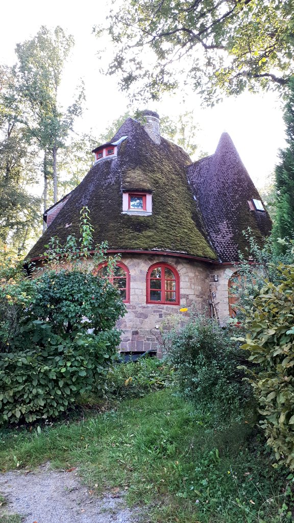 Katja_Ga's tweet photo. Herbst in #Loheland bei Fulda - gegr. 1919 von Hedwig van Rohden und Louise Langgaard als Frauensiedlung mit einer "Schule für Körperbildung, Landbau und Handwerk". Die Siedlung steht als Gesamtensemble und Erinnerungsort der Lebensreformbewegung heute unter Denkmalschutz https://t.co/6O5dU649hr