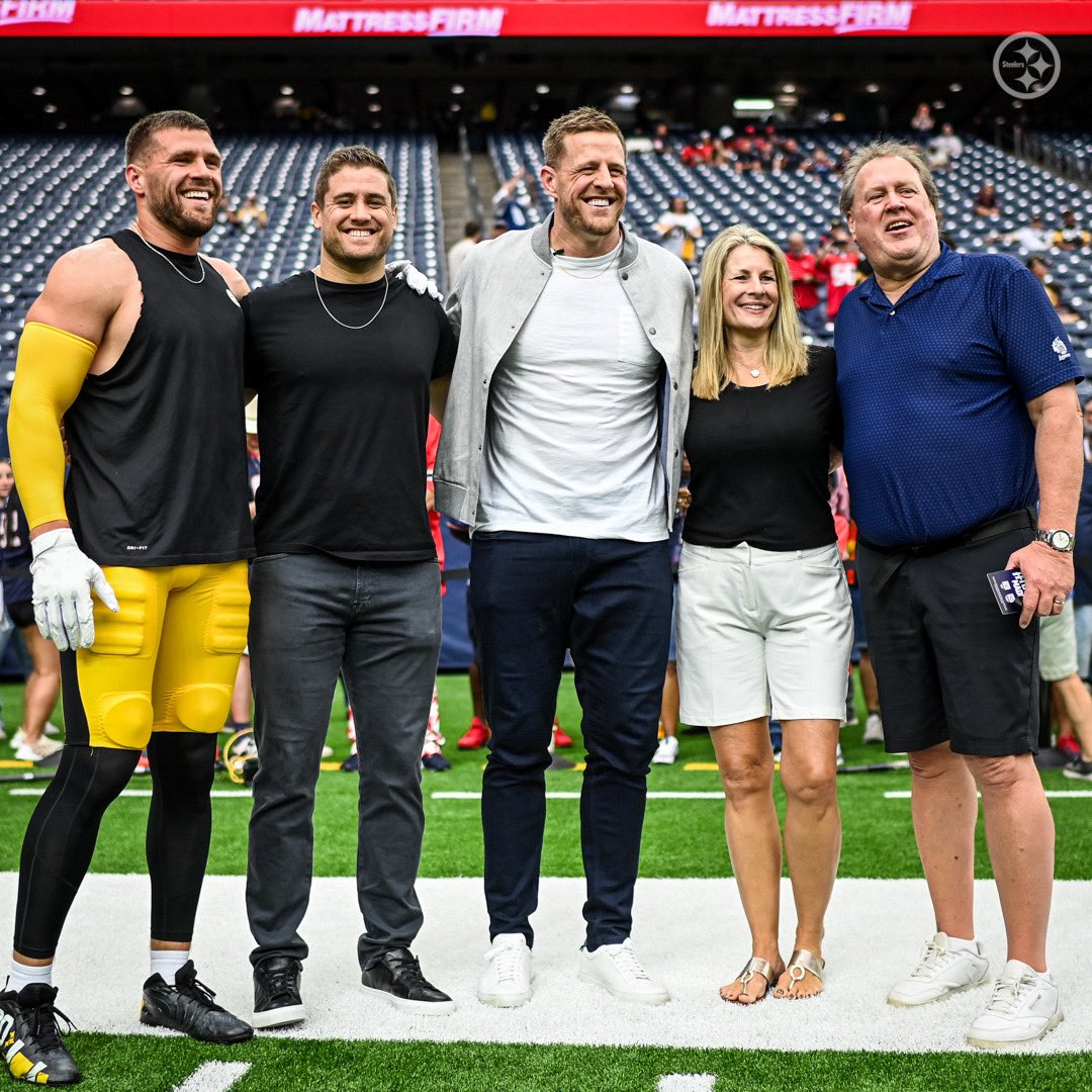 steelers's tweet photo. Football is family 🖤💛 https://t.co/FgCsI9CJeI