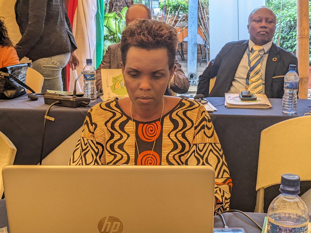 MmeTientcheu's tweet photo. Ces photos ont été prises lors de la Session 2023, du Comité intergouvernemental des Hauts Fonctionnaires et Experts ( ICSOE), tenue à l'hótel Club du Lac Tanganyika, Bujumbura- Burundi. 
Le thème était' "Eriger l'Afrique .#zlecaf https://t.co/CfC90kri8Z https://t.co/hpyzjjsuXu