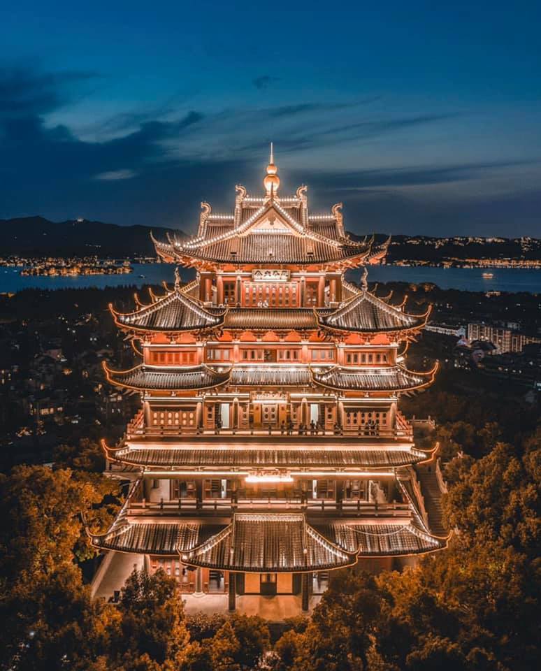 城隍閣の夜景。At midnight, the West Lake in Hangzhou was ablaze with lights, and this 300 year old ancient building was like a lighthouse on the sea. 半夜了时分，西湖边还是灯光璀璨，特别是城隍阁，犹如大海上的灯塔。#China #大美中国 #美丽浙江 https://t.co/eUeQkN2ydF