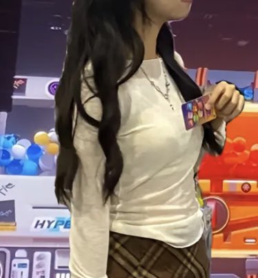 มีใครพอรู้มั้ยคะเสื้อแบบนี้หาซื้อจากไหน ขออนุญาตคนในรูปนะคะ🥹🥹