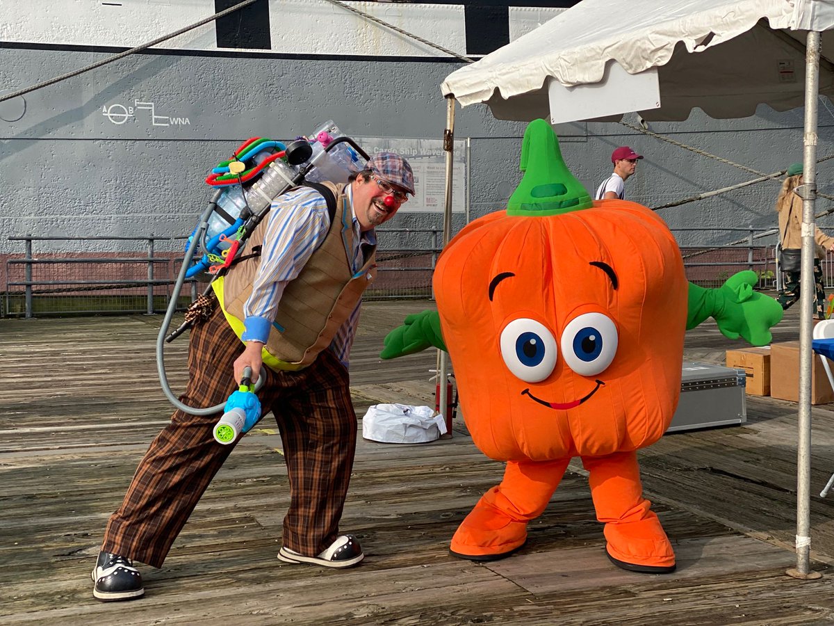 drmolarmagic's tweet photo. Walking with @autismspeaks today at the @pier17    South Street Seaport NYC and clowning with the crowds! #clown #circus #magic https://t.co/Ls7jeFeHvB