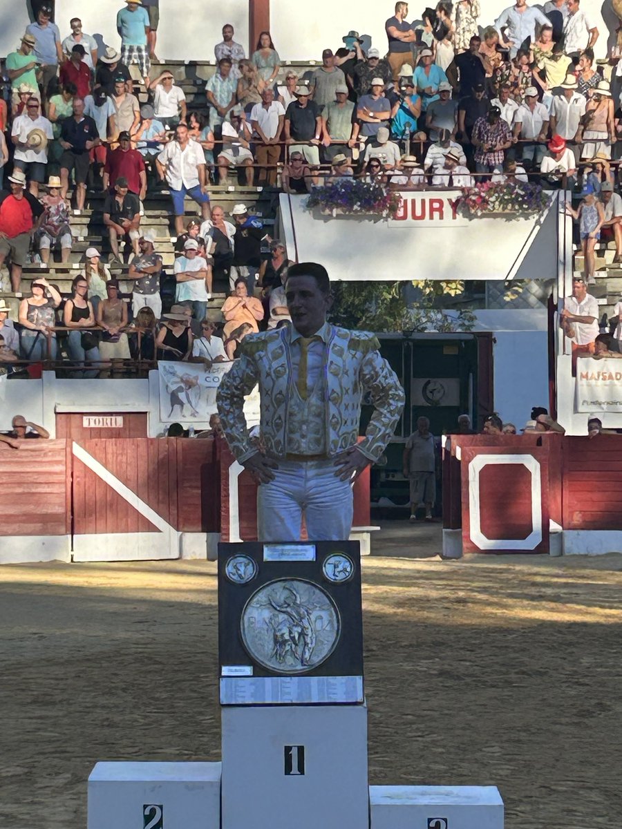 Bravo à Jerome Costaramon champion de France des écarteurs, un collaborateur de Maïsadour qui arbore fièrement son trophée :vive nos traditions du sud-ouest