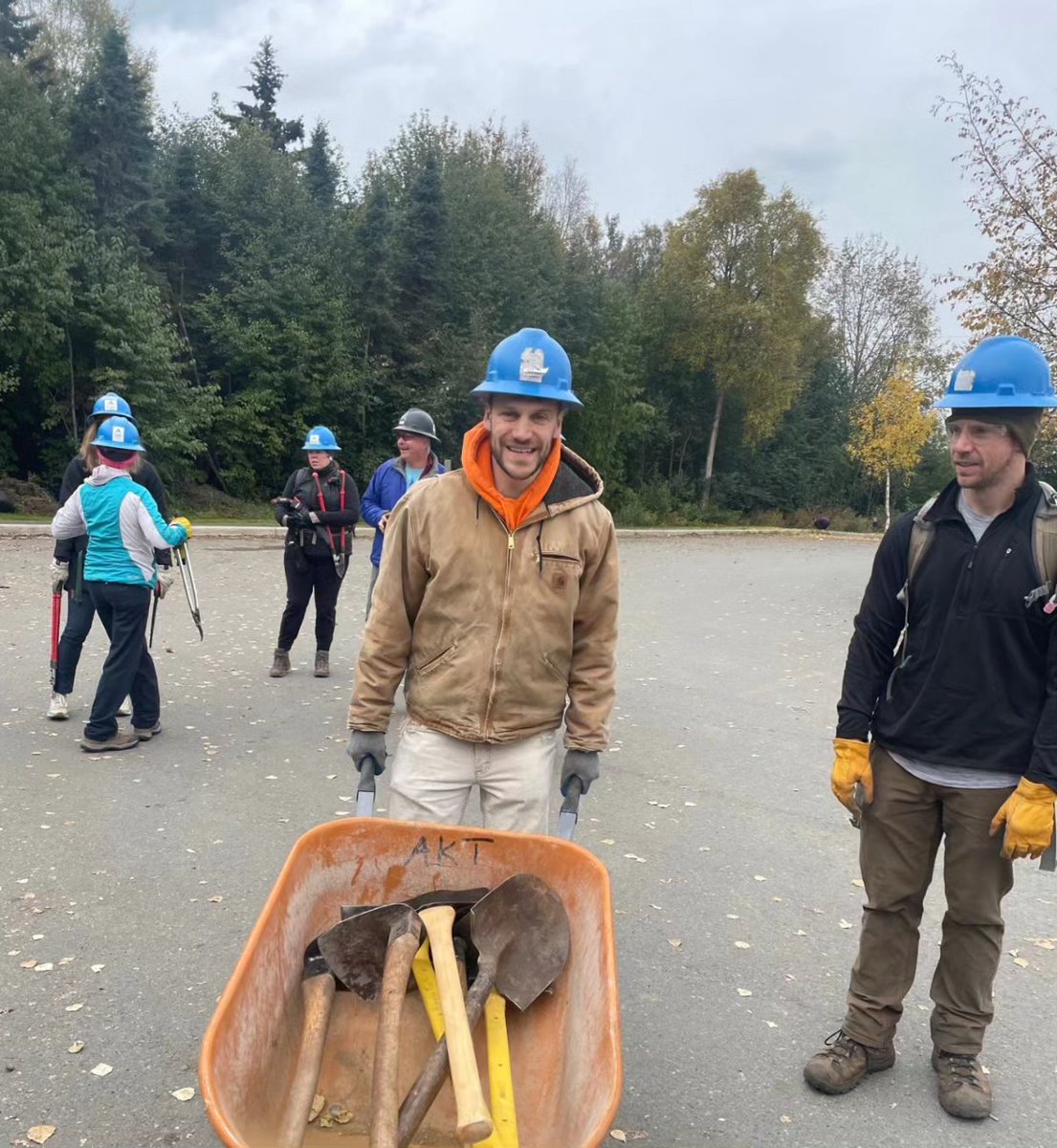 Sen_Dunbar's tweet photo. Did some digging and improved some drainage off the mountain bike trails in Russian Jack Springs Park yesterday along with Alaska Trails and a large group of volunteers! #AlaskaTrails #RussianJack #BikeAnchorage #Singletrack #akleg https://t.co/PqMTCKLQBN