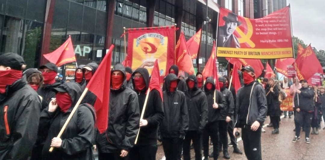 BranchYorkshire's tweet image. 🚩RESIST TORY RULE🚩

✊ALL POWER TO THE WORKING CLASS✊

A powerful presence from @CPBritain and @yclbritain at today&apos;s @pplsassembly march against this Tory government.

(shout out out to our @DerbyshireCPB comrades for the photos)