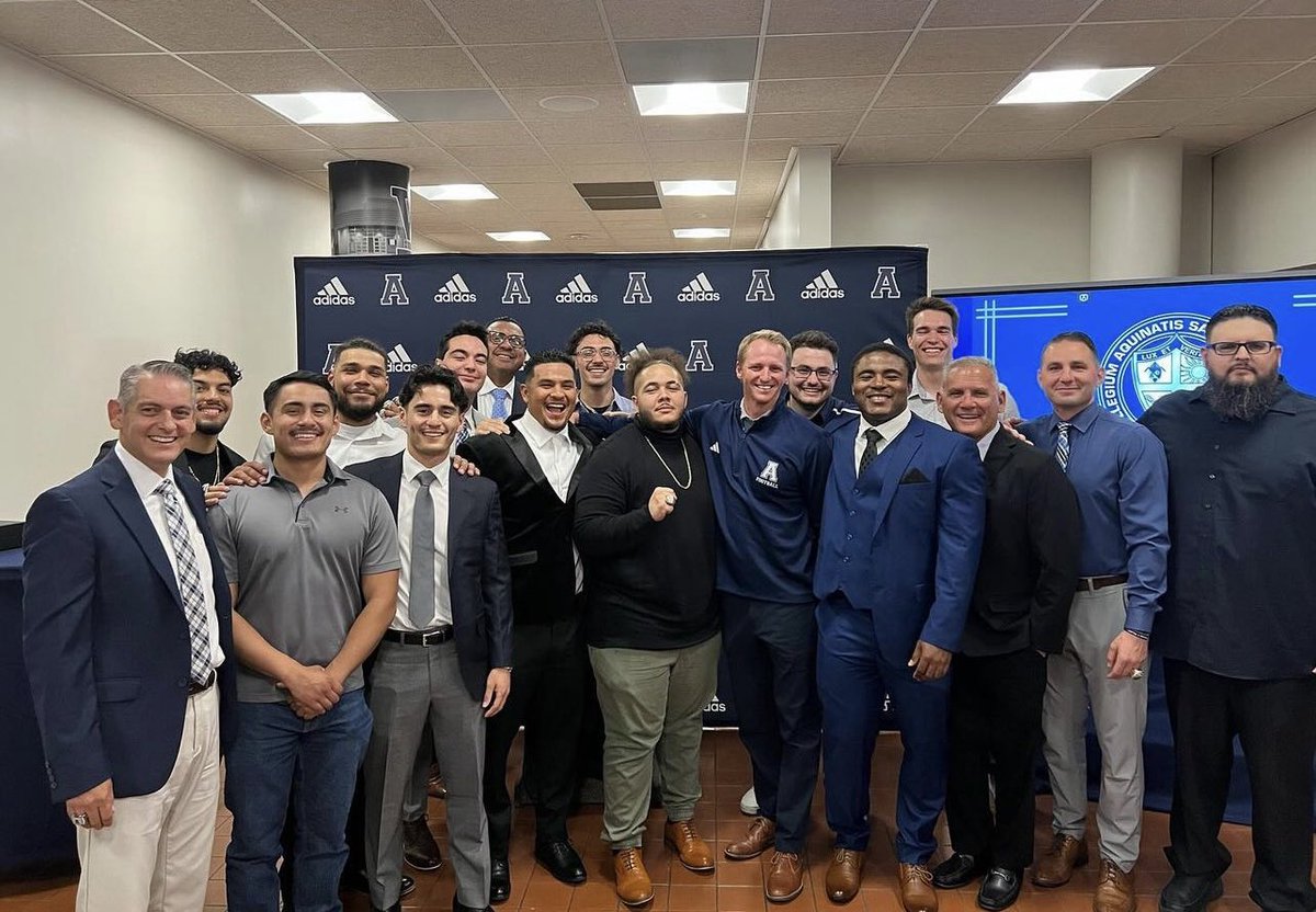 therealmattc27's tweet photo. Extremely honored to have been part of this special group of guys that got inducted into the @AQUINASHS hall of fame! 2017 CIF Champs 🏈 💍 🐦 @AquinasAthSB @Aquinas_Falcons @coachbrusig @NKaravedas @CoachAgno @AndrewKellstrom @rynasaurasrex @JoshkaG https://t.co/QNKVQDmcwU