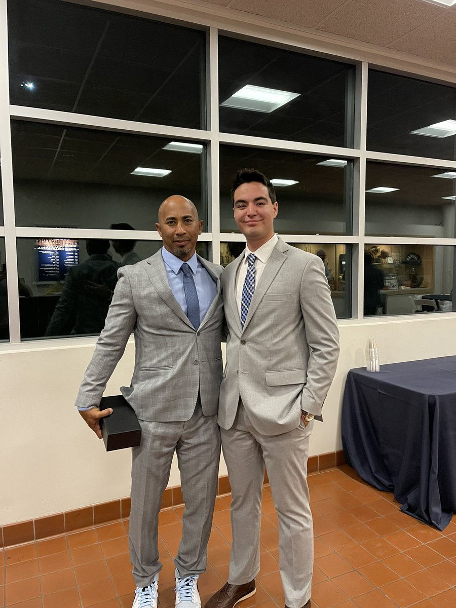 therealmattc27's tweet photo. Extremely honored to have been part of this special group of guys that got inducted into the @AQUINASHS hall of fame! 2017 CIF Champs 🏈 💍 🐦 @AquinasAthSB @Aquinas_Falcons @coachbrusig @NKaravedas @CoachAgno @AndrewKellstrom @rynasaurasrex @JoshkaG https://t.co/QNKVQDmcwU