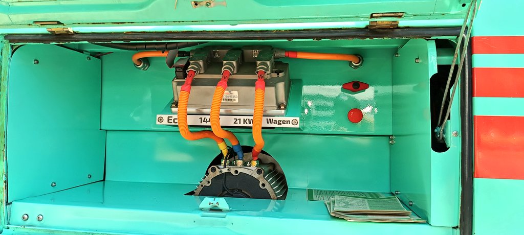 leonardovalente's tweet photo. Nuestro móvil / eCarrito de cubanitos para #TheRun2023, la Combi retrofit de #EcoWagen https://t.co/4tEWbEfc3i