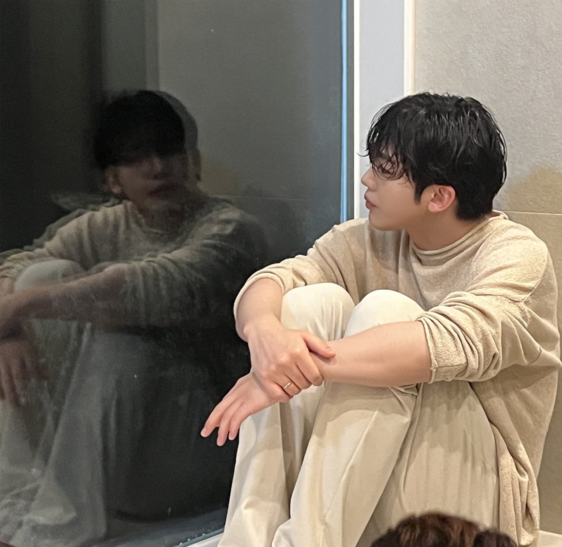 BlessYhan's tweet photo. 창문 속 콧대도 저렇게 자기주장 강할일인가... #김요한 https://t.co/5UI8gv0Bb6