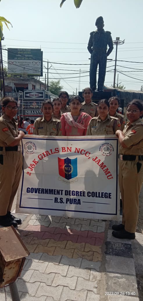 GDC_RS_Pura_NCC's tweet photo. 2 J&amp;K Girls Bn.NCC,Jammu GDC RS Pura organized Ek Tareekh Ek Ghanta under Garbage Free India as part of Swachhta Hi Sewa Campaign 2023. Cleaned the statue of Maharaja Ranbir Singh Ji located in main bazar R.S. Pura and  cleaned the statue of Sh. Davinder Sharma, DySP, J&amp;K Police. https://t.co/L91RNePspe