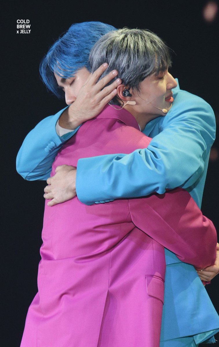 SSangsahwat03's tweet photo. จับมือกันเติบโตแบบนี้ไปเรื่อยๆเลยน๊าพวกเราจะคอยโอบกอดซีนุนิวไว้ด้วยความรักของพวกเราเอง 💙🧡🤍
@zee_pruk 🌊 @CwrNew ☁
#ZeeNuNew 🐺😺
#ZeeNuNewConcertDay2 https://t.co/uZ5JKmSLOw