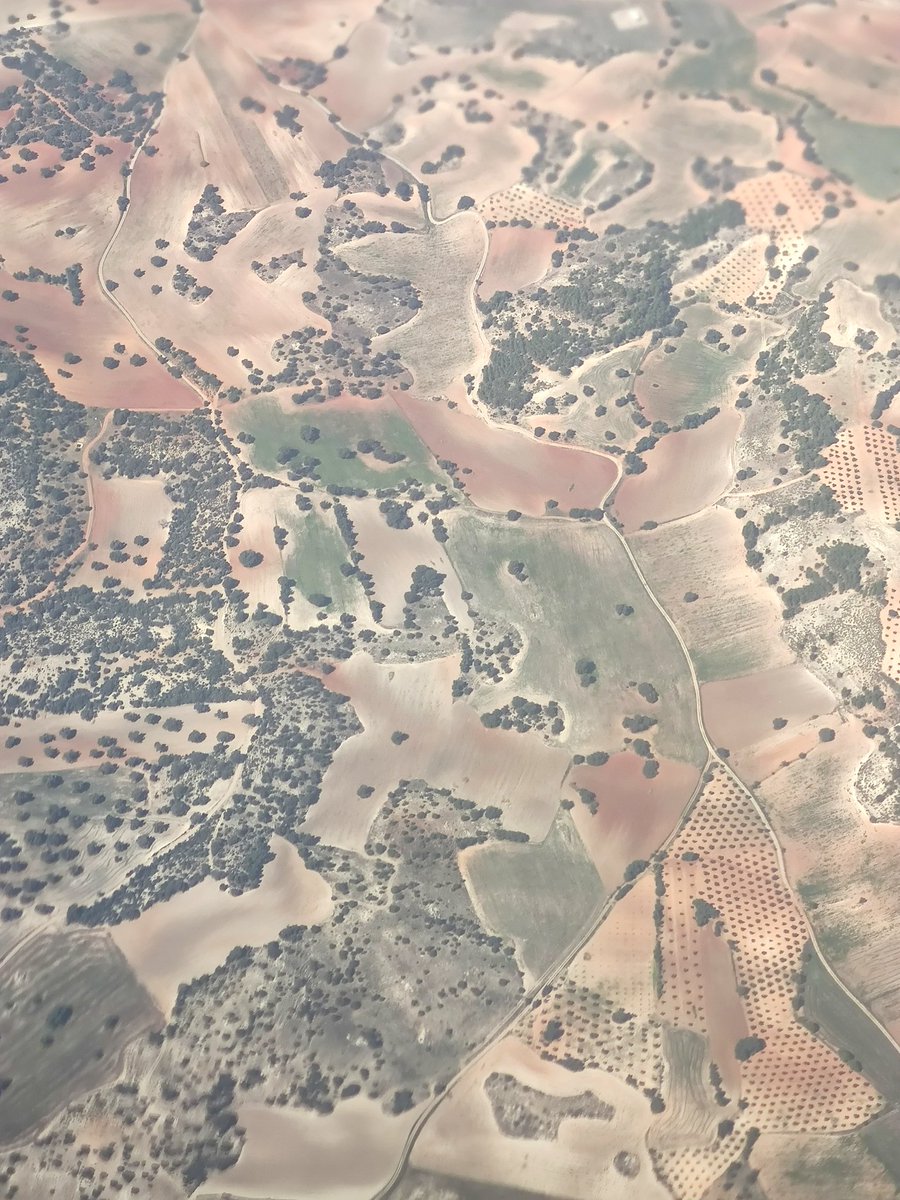 par_virtual's tweet image. Antes de aterrizar en Madrid tomé una buena tanda de fotos como éstas, aprovechando la ventanilla, que son #referencias perfectas para la recreación de entornos de ciudades históricas. Atentos a las masas de árboles, los cultivos, los ríos, las laderas, los colores... 📷✈️