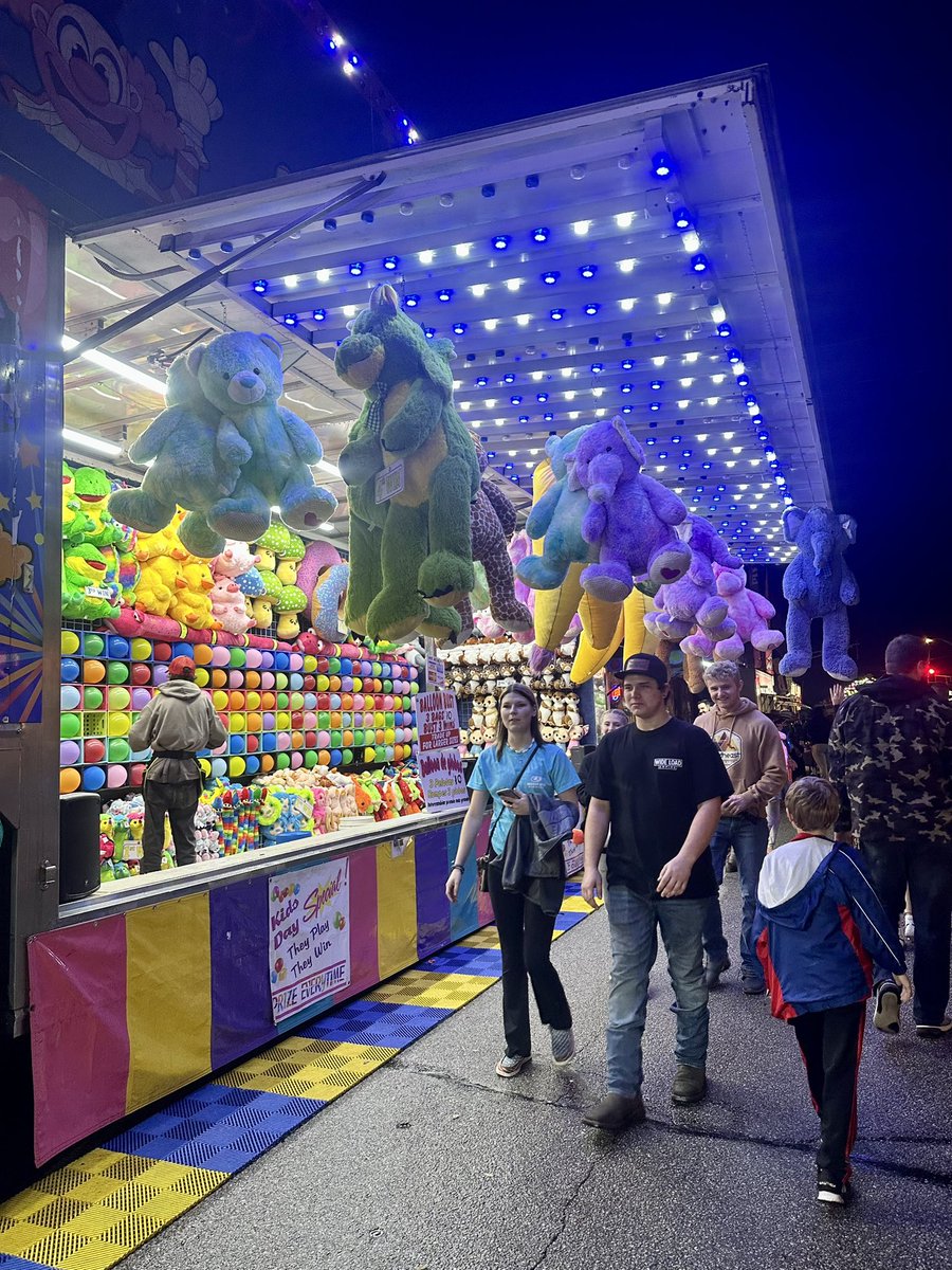 mayonnaise's tweet photo. What if we kissed at the DeKalb County Free Fall Fair 👉🏻👈🏻 https://t.co/DpQW7eoKz3