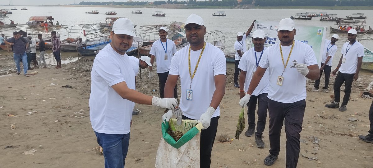 BpclPrayagraj's tweet photo. BPCL Prayagraj staff joined hands in "Swachhta Hi Sewa Campaign 2023" by organizing a cleanliness drive near "Sangam" Prayagraj.
#SwachhataHiSeva
#CleanIndia 
#ShramdaanForSwachhata 
@BPCLRetail @BPCLimited https://t.co/DuaRoFzvsr