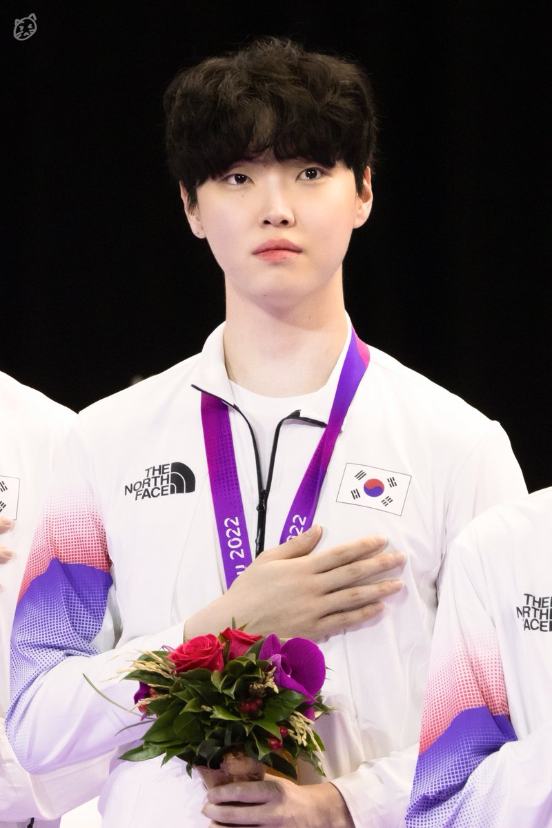 chov2_zz6's tweet photo. 230929 아시안게임

🇰🇷🥇

 #쵸비 #CHOVY #정지훈 https://t.co/x736IO9lKw
