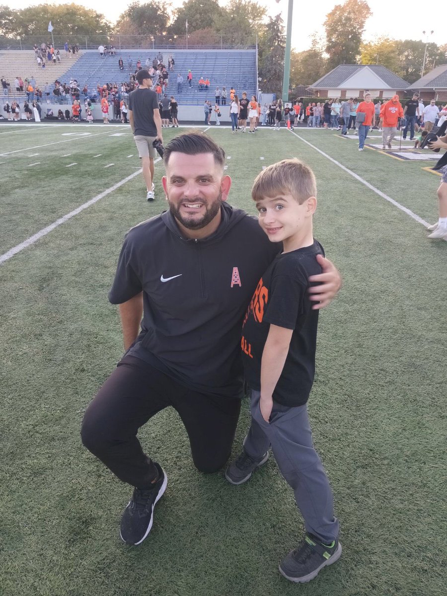 Awesome time having Luke as our honorary captain yesterday, as the @UFOilersFB Staff and @CoachToCureMD joined forces to help #TackleDuchenne