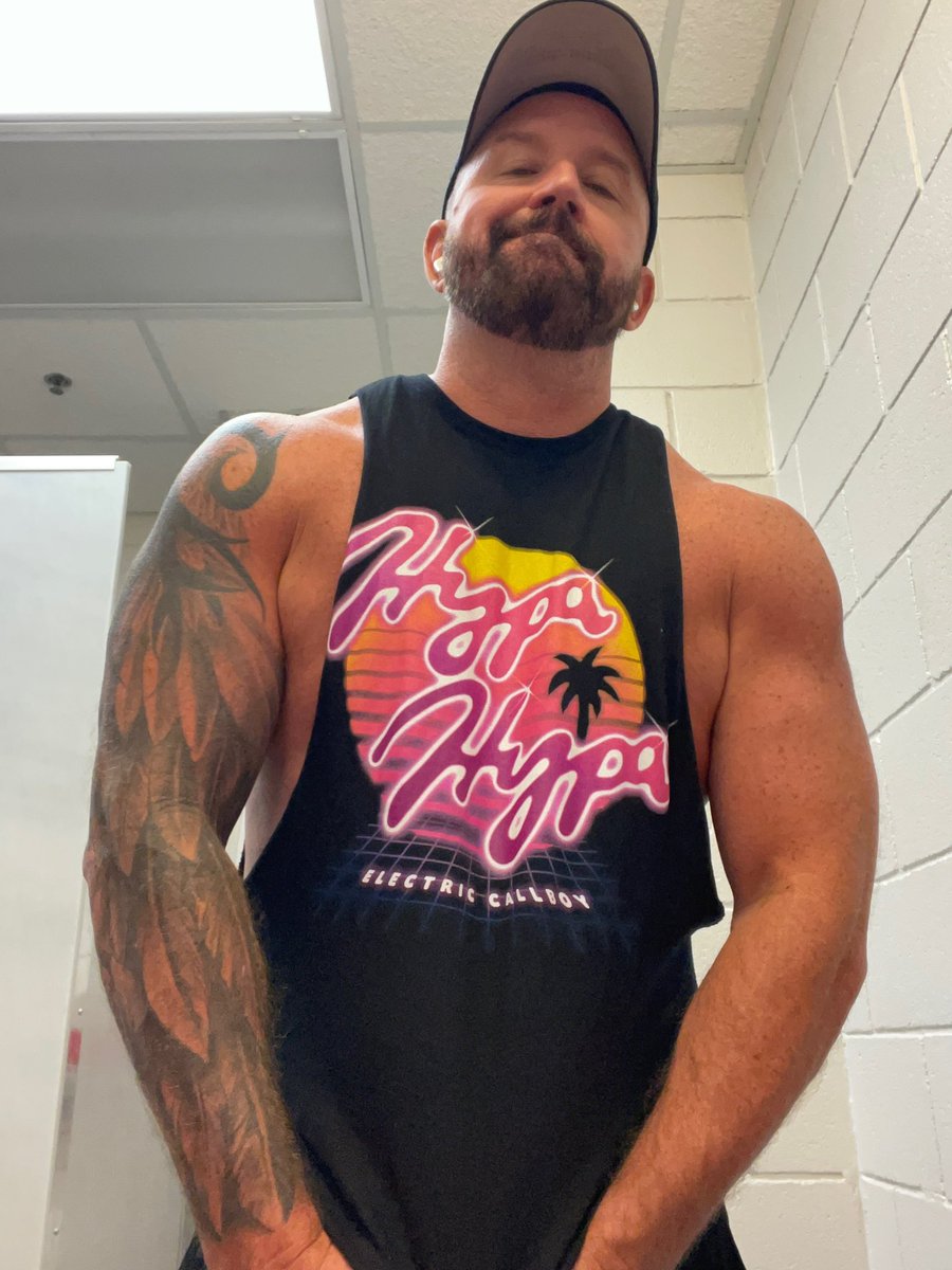 TomBoySC's tweet image. Let’s get hypa hypa… #bearded #tattoo #zaddy #gym #90s