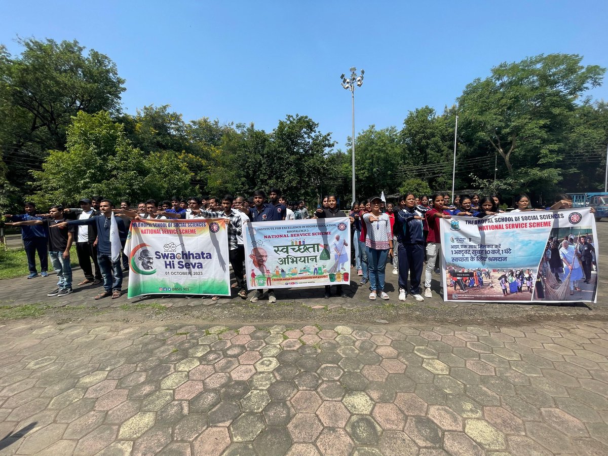 BSSSNSSMP's tweet photo. दिनांक 1 अक्टूबर,2023 को द भोपाल स्कूल ऑफ सोशल साइंसेस की राष्ट्रीय सेवा योजना इकाई के स्वयंसेवकों ने मेरा विश्वविद्यालय, मेरी ज़िम्मेदारी स्वच्छता अभियान के अंतर्गत बरकतउल्लाह विश्वविद्यालय परिसर एवं ईश्वर नगर बस्ती में स्वच्छता अभियान में भागीदारी दी।@YASMinistry @NSSBUBhopalMP https://t.co/fOBvhIqnrM