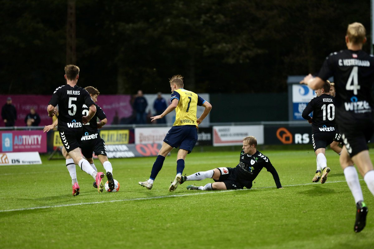 hikfodbold's tweet photo. Før sin udskiftning blev Oliver Klitten nedlagt i feltet, men dommerens fløjte forblev tavs. Efterfølgende fik Oliver Klitten gult kort for film.
⚽️ Hobro IK - Kolding IF
⏱ 68'
🥅 1-3
#Nordicbetligaen #VoresHobroIK #HOBKIF https://t.co/kbiWbtHJkG