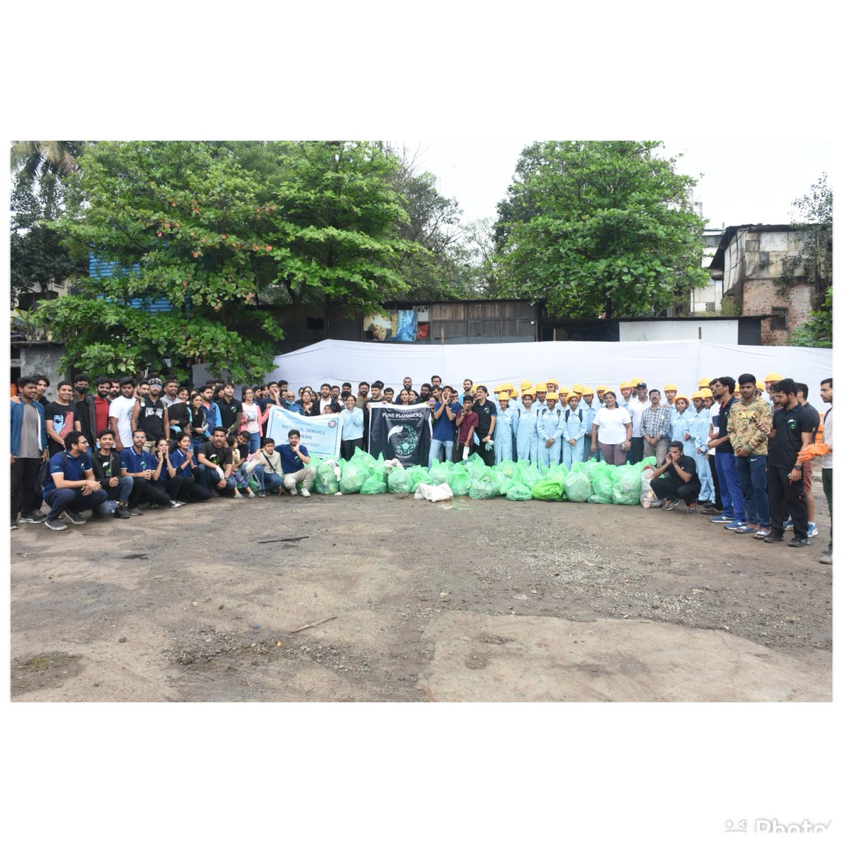 SmartPune's tweet image. 📣 Commemorating Mahatma Gandhi's birth anniversary, #PuneCity united for the 'Swachhata Pandharwada- Swachhata Hi Seva 2023' mega drive! 🌿 Over 3.6 lakh citizens volunteered, collecting 98 tons of waste. Join the cleanliness pledge and make a difference! 🌏🔄
#cleanpune