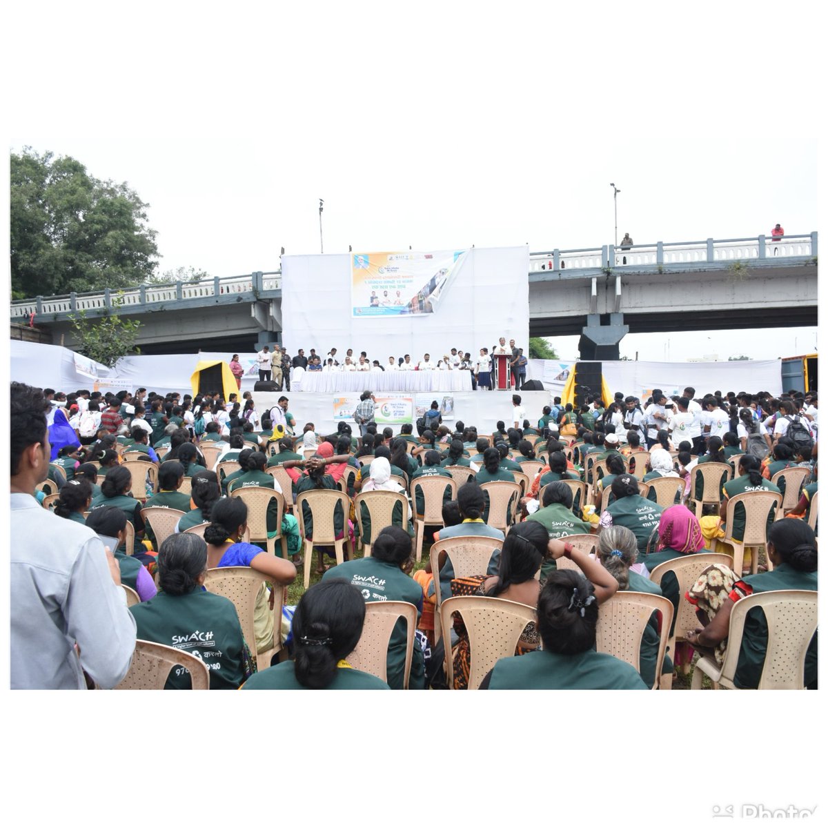 SmartPune's tweet image. 📣 Commemorating Mahatma Gandhi's birth anniversary, #PuneCity united for the 'Swachhata Pandharwada- Swachhata Hi Seva 2023' mega drive! 🌿 Over 3.6 lakh citizens volunteered, collecting 98 tons of waste. Join the cleanliness pledge and make a difference! 🌏🔄
#cleanpune