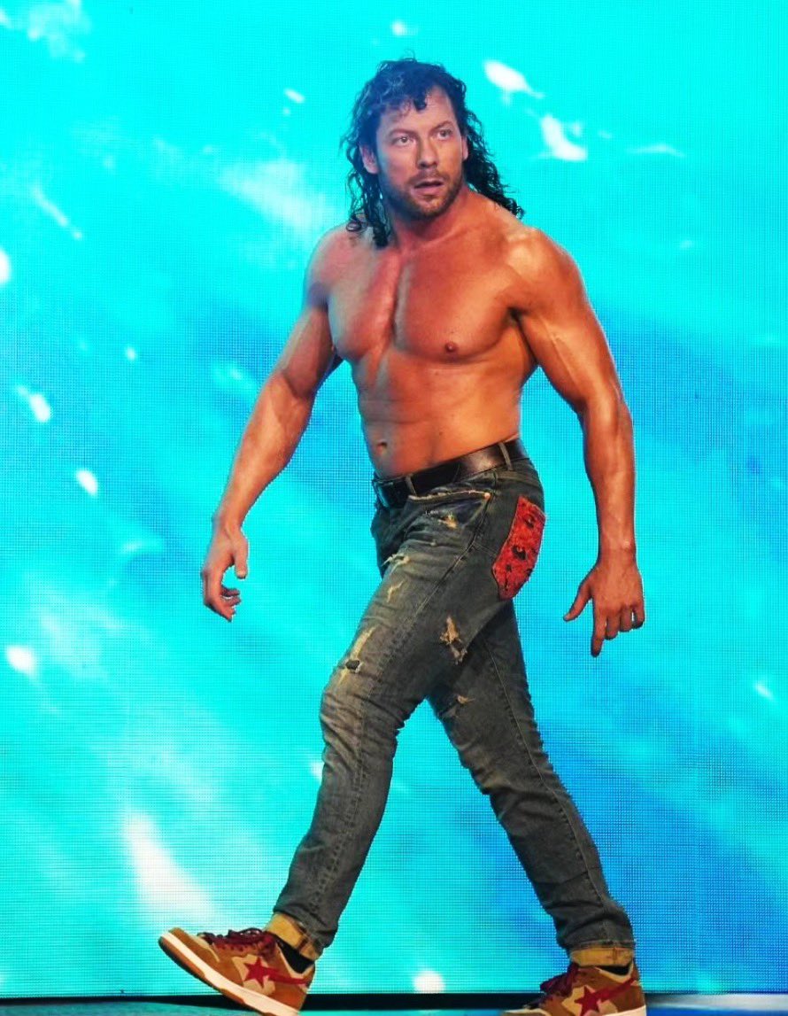 ShiningPolaris's tweet photo. Sept 30:                      October 1:

😉 #Kennyomega #AEWWrestleDream https://t.co/m0NthUtxrE
